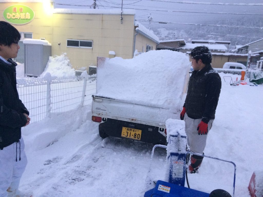 【須坂市】駐車場の除雪・排雪作業に行って参りました！