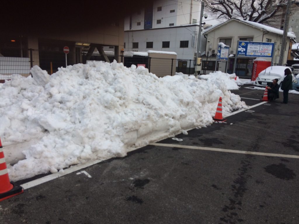 長野市西後町　駐車場の排雪１