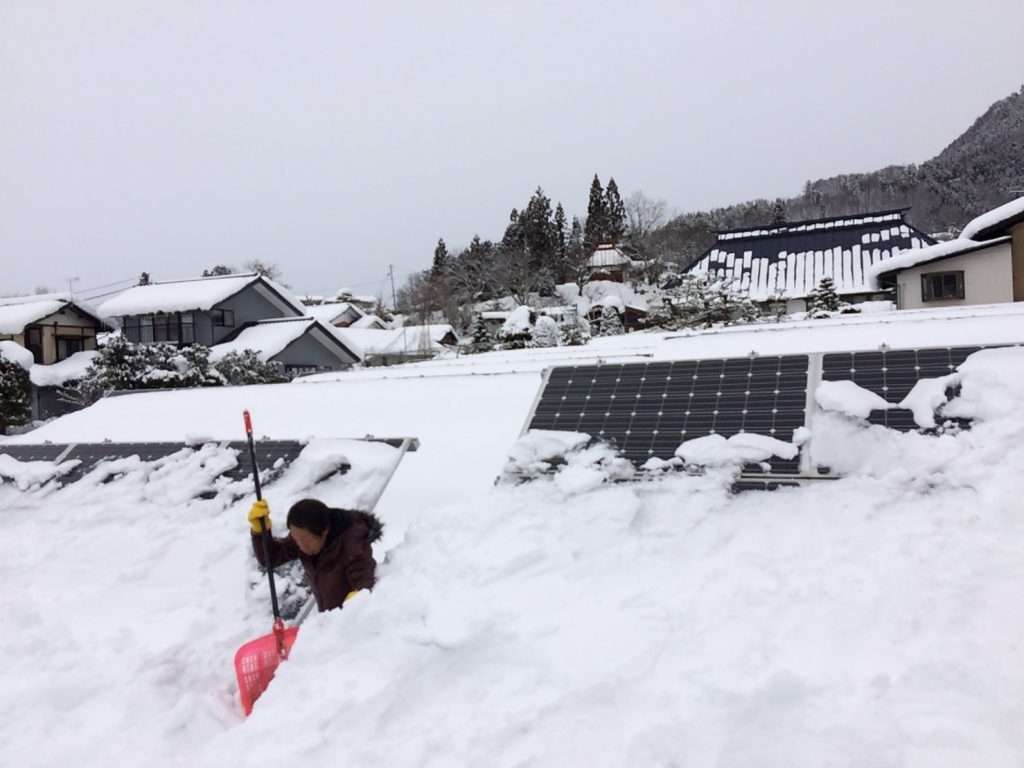【長野県】倒壊寸前！？太陽光パネルの上に積もった雪の除雪作業