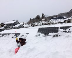 ソーラーパネルの除雪
